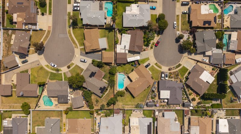 Sellers delisting homes at fastest pace since 2020