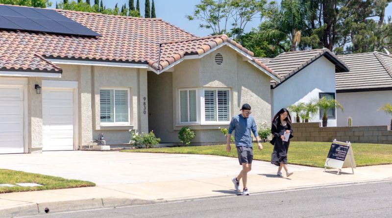 Mortgage rates are easing slightly, but homebuyers are retreating